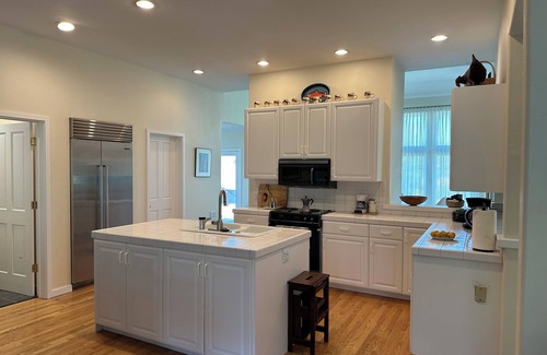 Sun Valley House | NEW ! 5 min from River Run Ski lift, 4 bdrm home, 2 frplaces, jacuzzi tub, deck