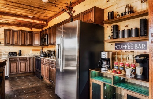 Caton Cabin | New~6 Bed Lux Cabin:Heated Private POOL| Views|Games| Firepit|Dog-friendly!