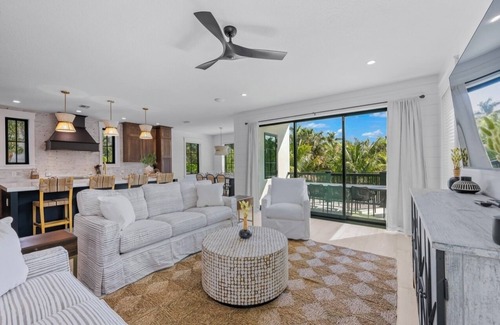 Sarasota House | New 8 bedroom house with tropical oasis backyard! Heated pool and spa.