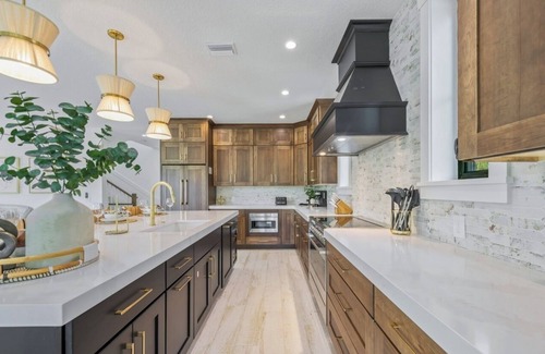 Sarasota House | New 8 bedroom house with tropical oasis backyard! Heated pool and spa.