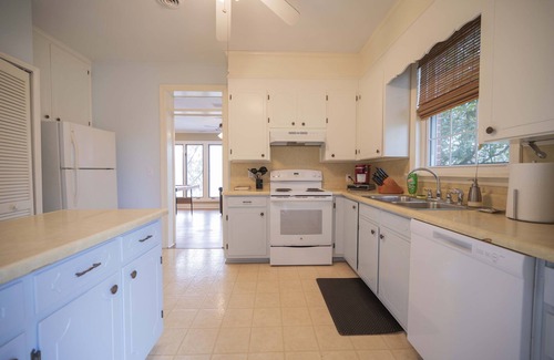 Murfreesboro Apartment | NEW! 9 min walk to the square or MTSU! On Main St!