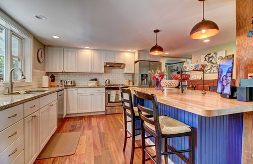 Williamsville House | *New!* A Lovely VT Home with a Hot Tub, Near Rock River and Skiing