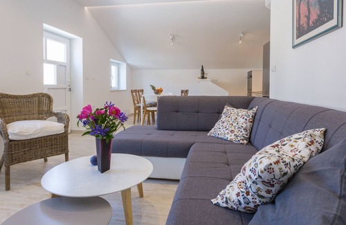 Rozat Apartment | NEW apartment for 6 with pool and barbecue