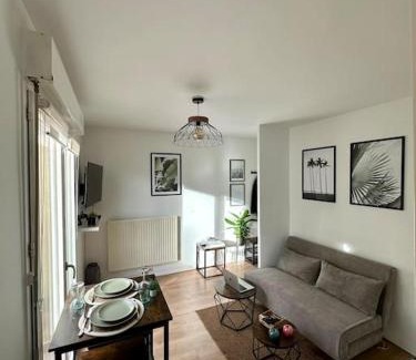 Bois Guillaume Apartment | New appart avec balcon à Evry - Proche Paris - RER 5 min - Wifi