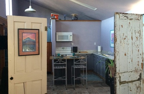 Clay Springs Apartment | New! Artistic Studio Retreat that is Quiet & Relaxing, Bordering National Fores