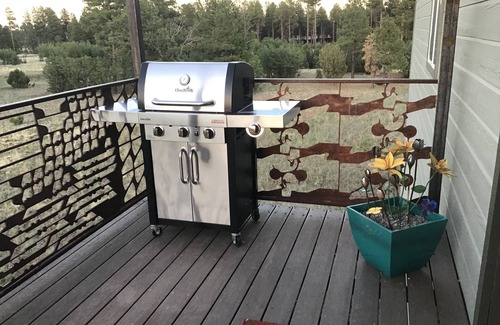 Clay Springs Apartment | New! Artistic Studio Retreat that is Quiet & Relaxing, Bordering National Fores