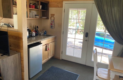 Payson Cabin | New bathroom!Private porch swing, picnic table, plus indoor Jacuzzi & Fireplace.