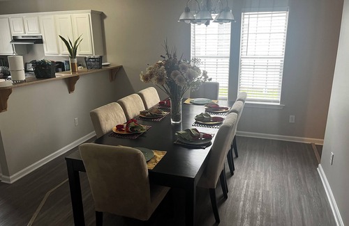 Stockbridge House | New Beautiful home no stairs and 12 mins from ATL airport minutes from downtown