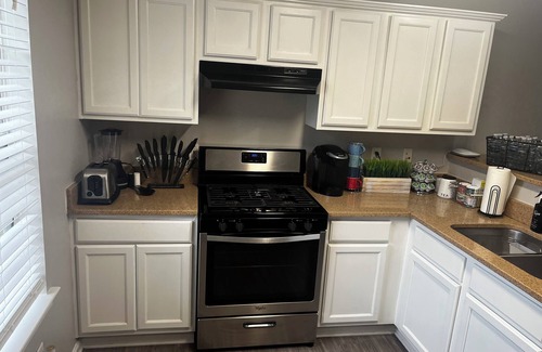 Stockbridge House | New Beautiful home no stairs and 12 mins from ATL airport minutes from downtown