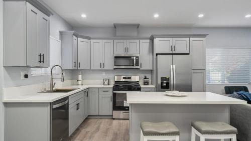 Hollywood House | New Beauty by AvantStay Modern Central Location