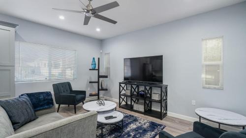 Hollywood House | New Beauty by AvantStay Modern Central Location