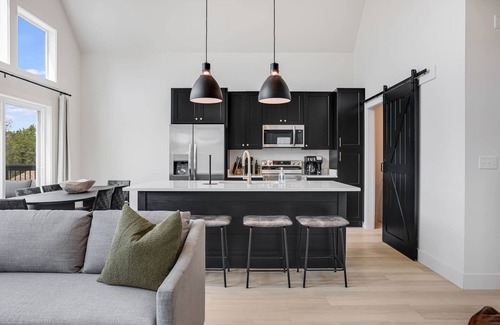 Kenilworth House | New Biltmore Village 5-bed Home, 2 Decks & Mtn Views!