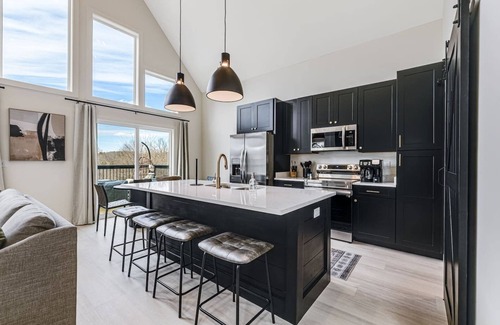 Kenilworth House | New Biltmore Village 5-bed Home, 2 Decks & Mtn Views!