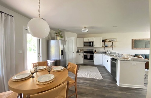 Inman House | New! Boiling springs Luxury Lake front home- sleeps 6 people