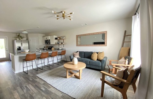 Inman House | New! Boiling springs Luxury Lake front home- sleeps 6 people