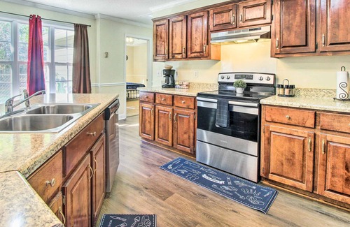 Hinesville House | NEW! Bright Hinesville Home w/ Yard: Pet Friendly!