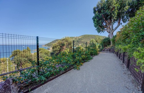 Theoule-sur-Mer Cabin | New build and beautiful beach house with sea view