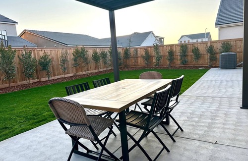 Clovis House | New Build, Modern Boho Chic Style- 2700 SF, 4B/3Ba