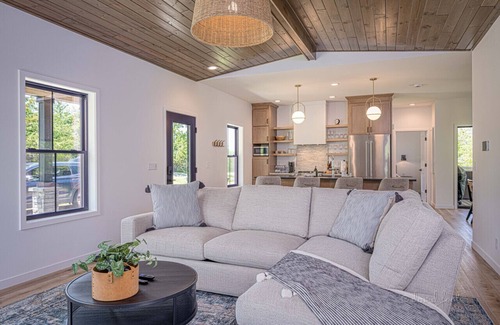 Galena House | New build, modern, hot tub, nature & HOA amenities