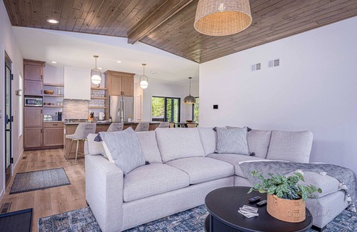 Galena House | New build, modern, hot tub, nature & HOA amenities