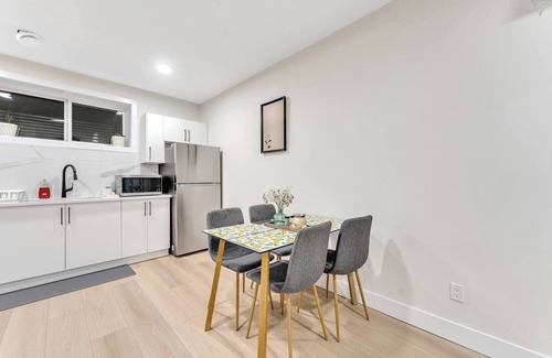 Southeast Edmonton House | New Built|Spacious Legal Suite Bsmt|Games|Netflix