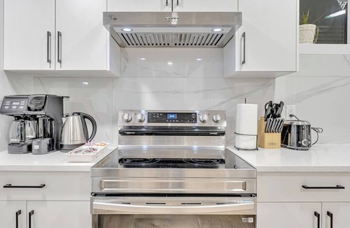 Southeast Edmonton House | New Built|Spacious Legal Suite Bsmt|Games|Netflix