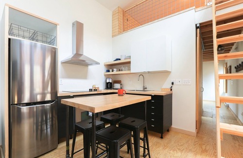 Asheville Cabin | New Cabin! Hot tub, fire pit, hiking, creekside, Uber downtown!