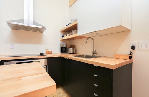 Asheville Cabin | New Cabin! Hot tub, fire pit, hiking, creekside, Uber downtown!