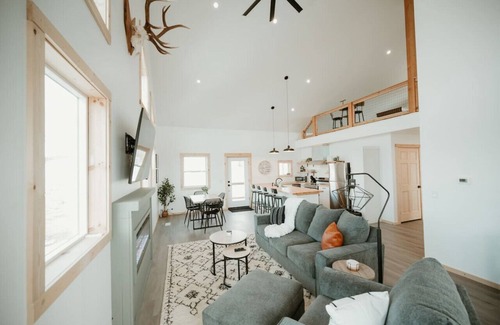 Como Cabin | New Cabin I Game Room I King Beds I Mountains