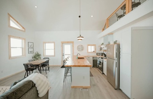 Como Cabin | New Cabin I Game Room I King Beds I Mountains