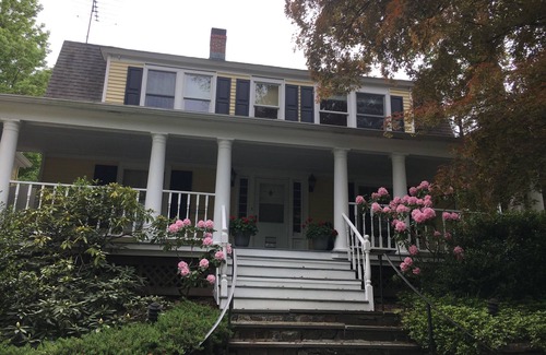 New Canaan House | New Canaan-Great Fairfield County Location. Walk to Town. Walk to Train