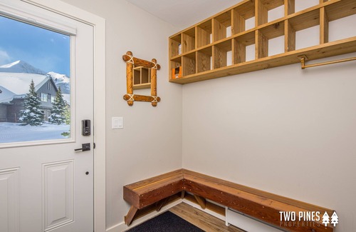 Big Horn Condo | New Charming Big Horn Ski-In/Out Home! Cozy Fireplace, Walk to Resort!