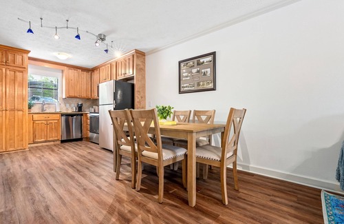 Auburn Apartment | NEW Cheerful Auburn Getaway!