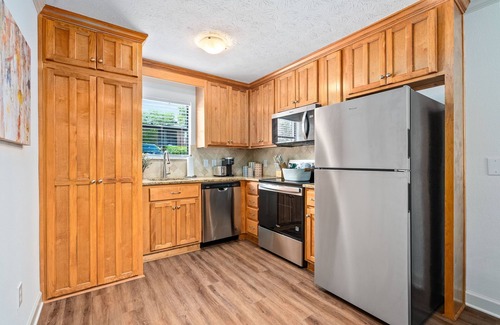 Auburn Apartment | NEW Cheerful Auburn Getaway!