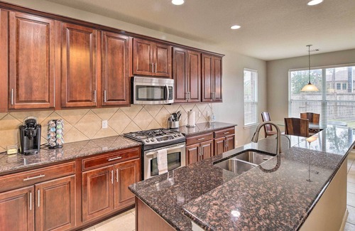 Lake Houston House | NEW! Chic Houston Home - Furnished Patio + Grill!