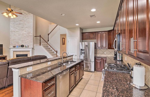 Lake Houston House | NEW! Chic Houston Home - Furnished Patio + Grill!