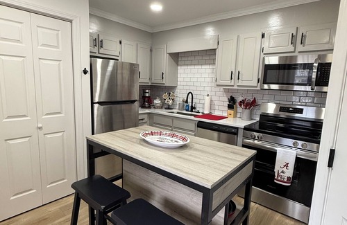 Tuscaloosa Condo | NEW condo- 1.5mi walk to Bryant-Denny! Cozy 2/2 perfect for Gameday weekends!
