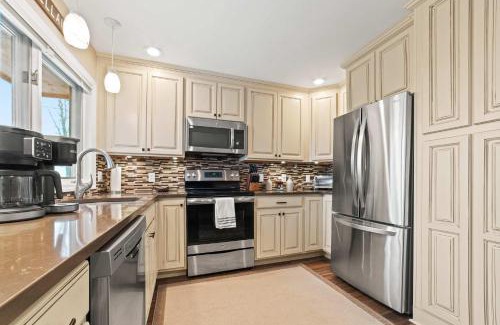 Bellaire House | New, condo stunning Lake View