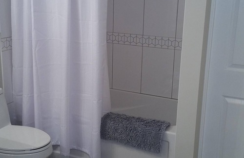 Regional District of Nanaimo Apartment | New Construction Coach House, 10 Minute Walk to Downtown and Ferry Spotless