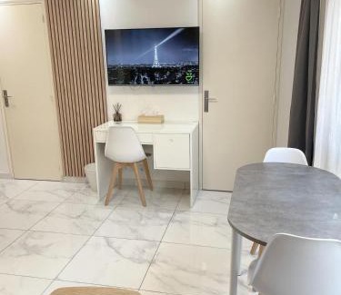 Quartier de la Maison-Blanche Apartment | New Cozy Apartment in Paris center metro 7 & 14 Maison Blanche