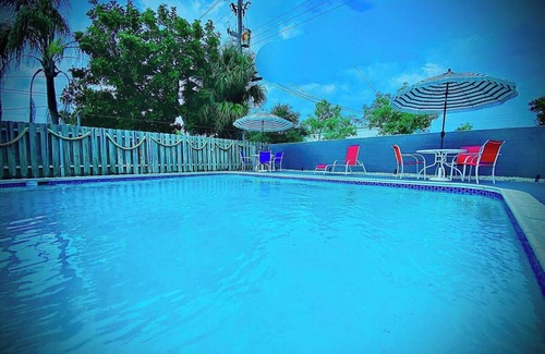Deerfield Beach House | New! Cozy XL Studio; Pool; 5 mins from beach