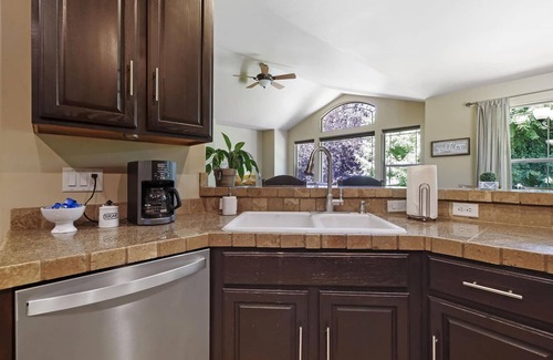 Twin Falls House | NEW, Desirable location, Sleeps 7! Garage Parking!