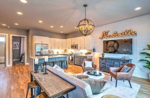 Haynes Area House | New Downtown Skyline Views 13 Beds! Rooftop Deck!