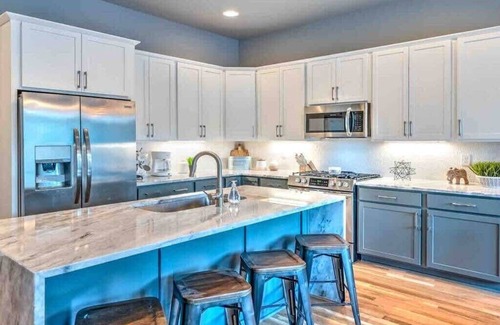 Haynes Area House | New Downtown Skyline Views 13 Beds! Rooftop Deck!