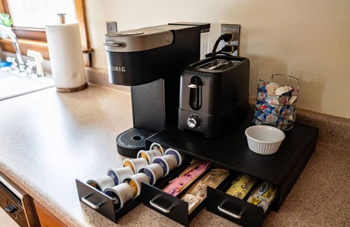 Nashua House | -NEW Entire Home - Sleeps 11 - 45 Mins to Boston-