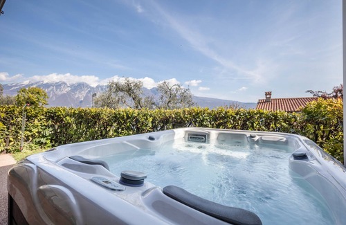 Oldesio Apartment | New exclusive holiday flat "Suite Perlago" with garden and private whirlpool