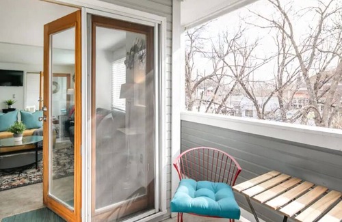 Whittier Condo | NEW Executive Apt w/ Mountain Views, Parking & Wi-Fi