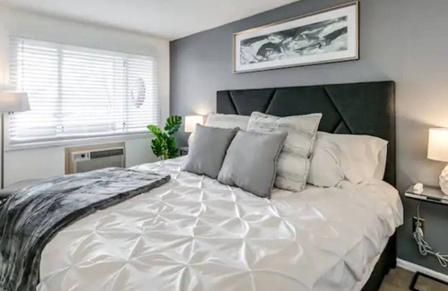 Whittier Condo | NEW Executive Apt w/ Mountain Views, Parking & Wi-Fi