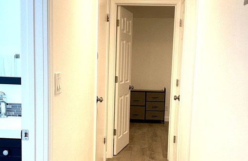 West Woodland Apartment | New & Fab! Centrally located in Ballard