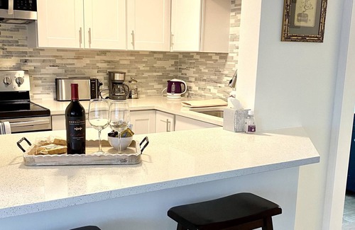 West Woodland Apartment | New & Fab! Centrally located in Ballard